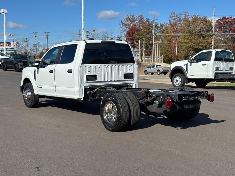 Ford Super Duty F-350 DRW Vehicle Full-screen Gallery Image 05