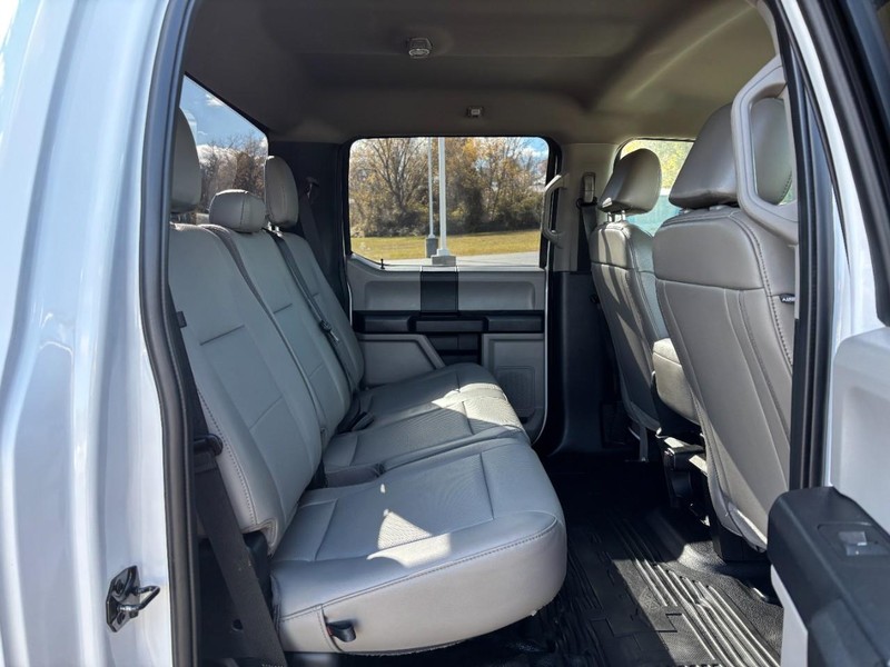 Ford Super Duty F-350 DRW Vehicle Full-screen Gallery Image 09