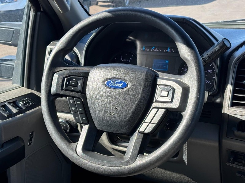 Ford Super Duty F-350 DRW Vehicle Full-screen Gallery Image 11