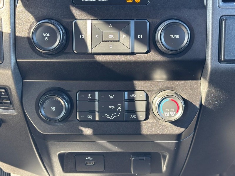 Ford Super Duty F-350 DRW Vehicle Full-screen Gallery Image 13