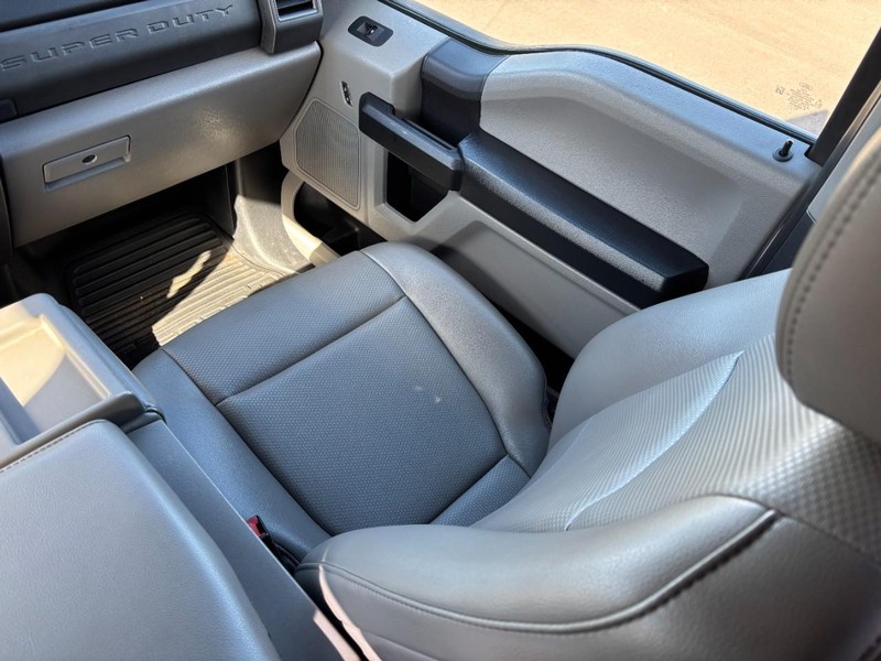 Ford Super Duty F-350 DRW Vehicle Full-screen Gallery Image 14