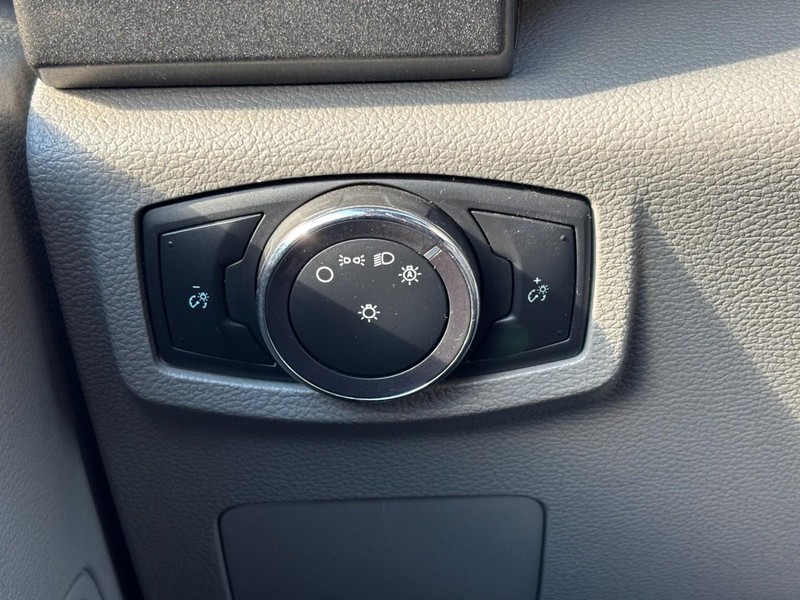 Ford Super Duty F-350 DRW Vehicle Full-screen Gallery Image 15