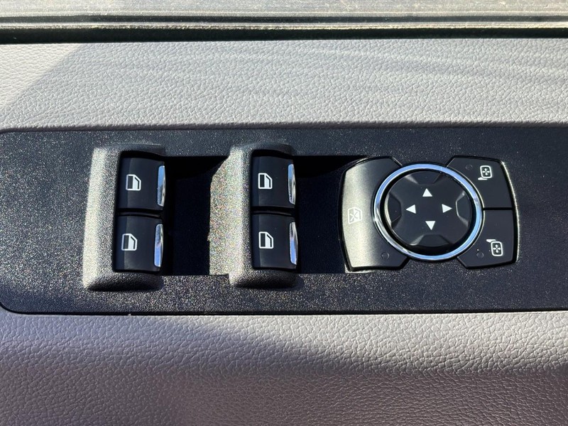 Ford Super Duty F-350 DRW Vehicle Full-screen Gallery Image 21