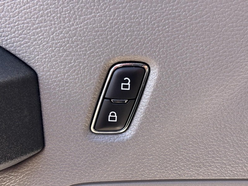 Ford Super Duty F-350 DRW Vehicle Full-screen Gallery Image 22