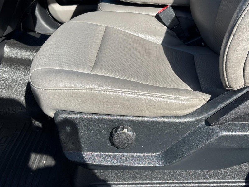 Ford Super Duty F-350 DRW Vehicle Full-screen Gallery Image 23