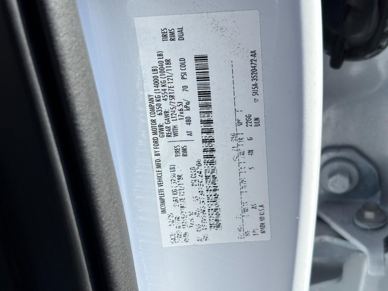 Ford Super Duty F-350 DRW Vehicle Full-screen Gallery Image 24