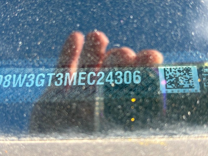 Ford Super Duty F-350 DRW Vehicle Full-screen Gallery Image 25