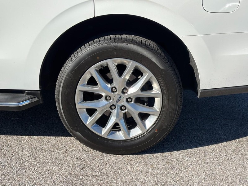 Ford Expedition Vehicle Full-screen Gallery Image 07