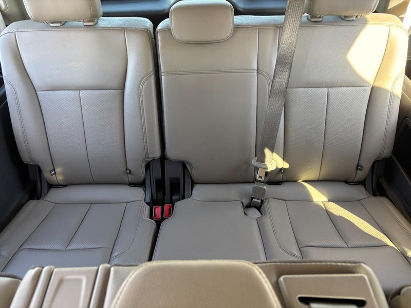 Ford Expedition Vehicle Full-screen Gallery Image 11