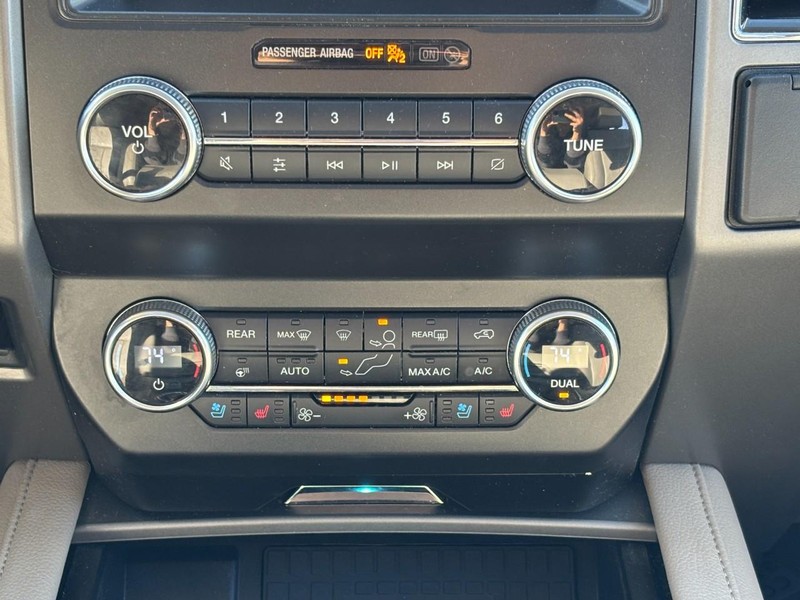 Ford Expedition Vehicle Full-screen Gallery Image 15