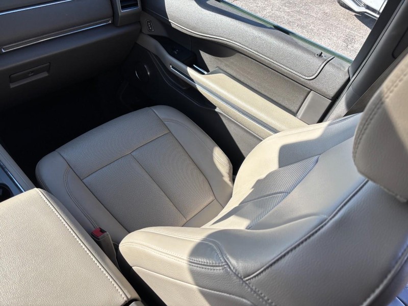 Ford Expedition Vehicle Full-screen Gallery Image 16