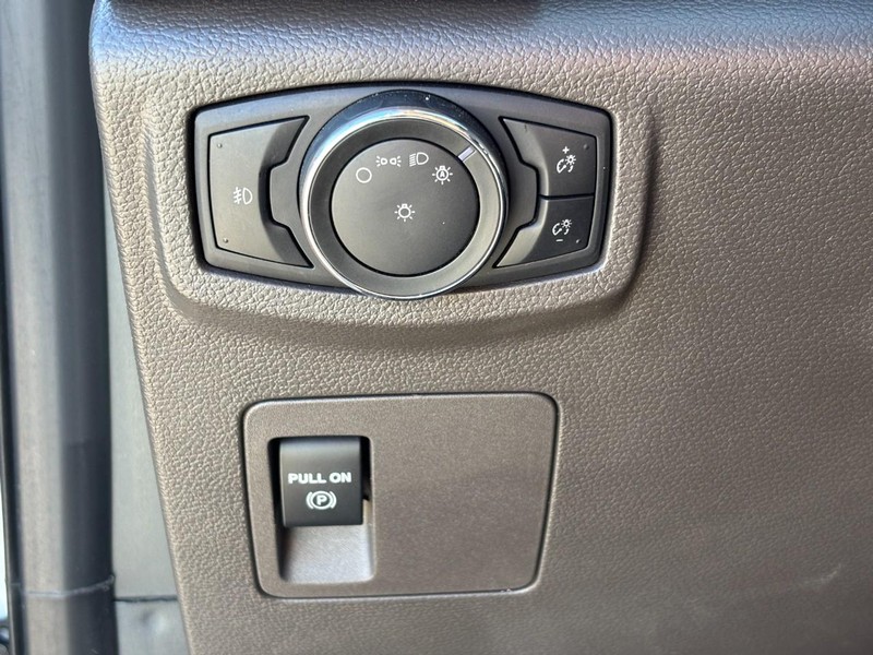 Ford Expedition Vehicle Full-screen Gallery Image 17