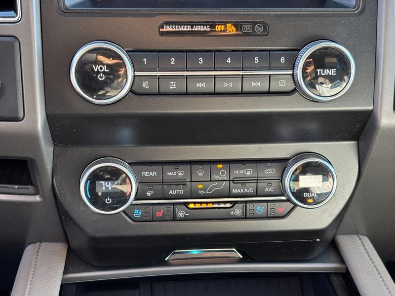 Ford Expedition Vehicle Full-screen Gallery Image 24