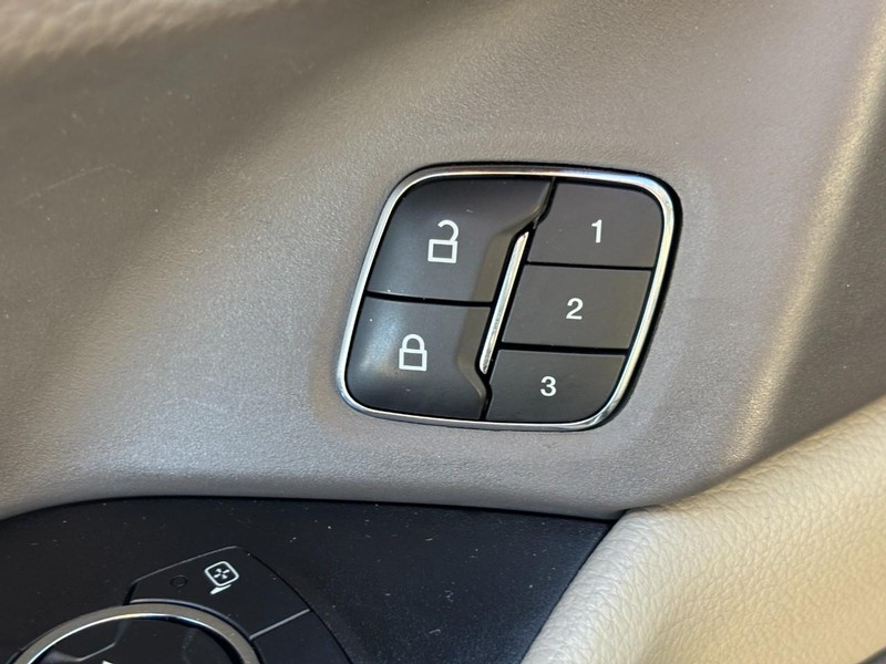 Ford Expedition Vehicle Full-screen Gallery Image 26