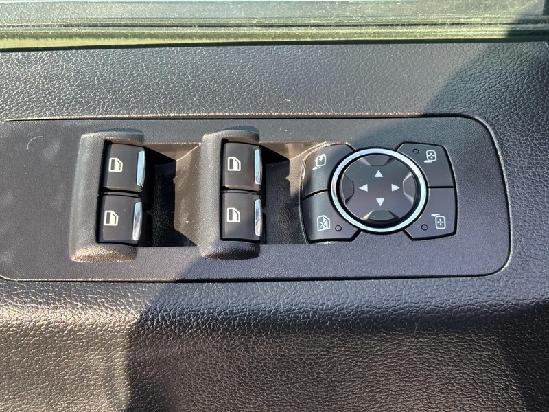 Ford F-150 Vehicle Full-screen Gallery Image 24