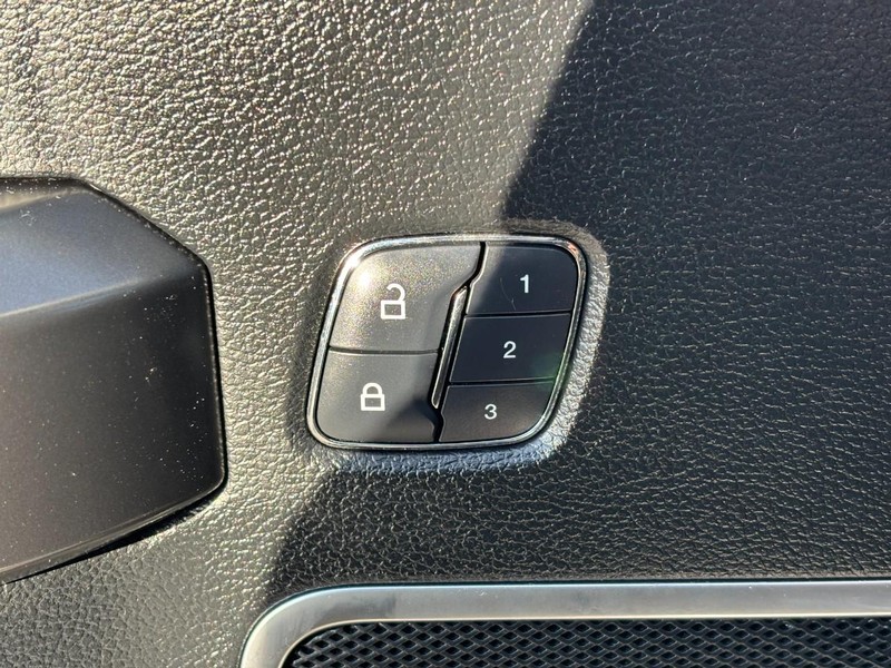 Ford F-150 Vehicle Full-screen Gallery Image 25