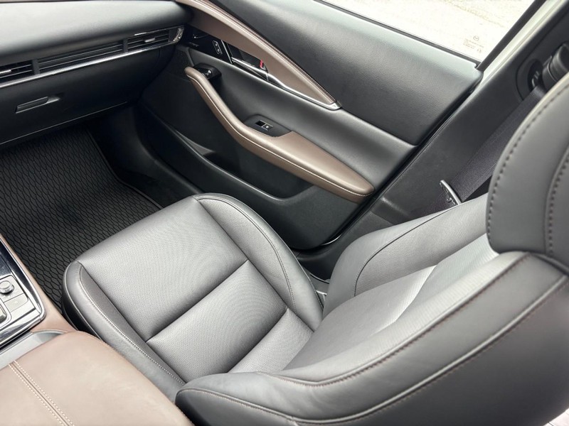 Mazda CX-30 Vehicle Full-screen Gallery Image 15