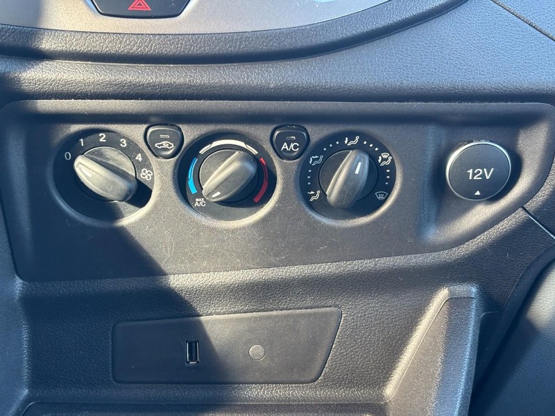 Ford Transit Wagon Vehicle Full-screen Gallery Image 15