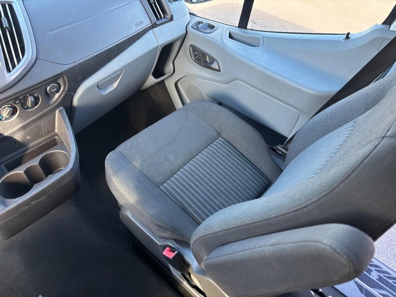 Ford Transit Wagon Vehicle Full-screen Gallery Image 16