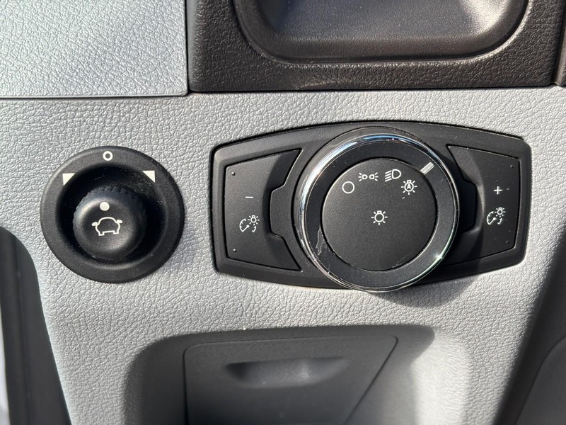 Ford Transit Wagon Vehicle Full-screen Gallery Image 17