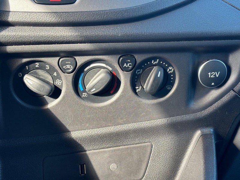 Ford Transit Wagon Vehicle Full-screen Gallery Image 24