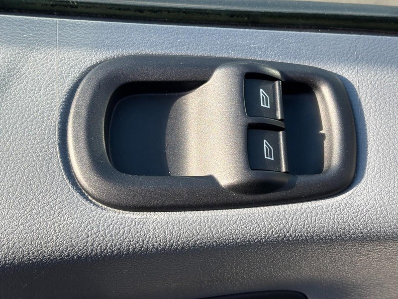 Ford Transit Wagon Vehicle Full-screen Gallery Image 25