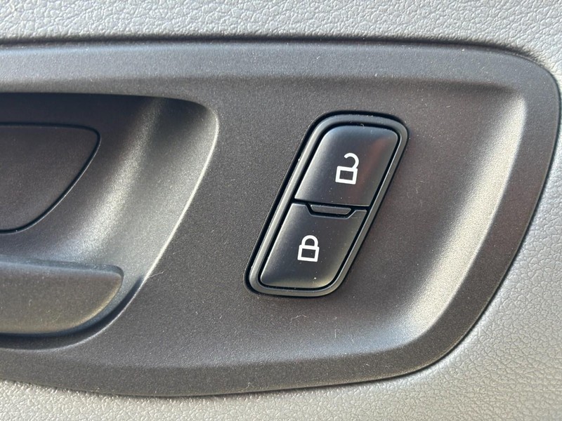 Ford Transit Wagon Vehicle Full-screen Gallery Image 26