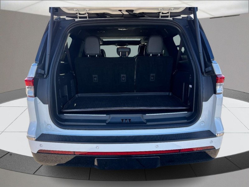 Lincoln Navigator L Vehicle Full-screen Gallery Image 04