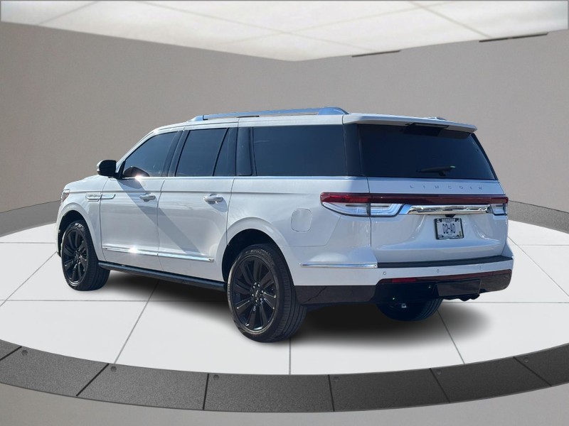 Lincoln Navigator L Vehicle Full-screen Gallery Image 06