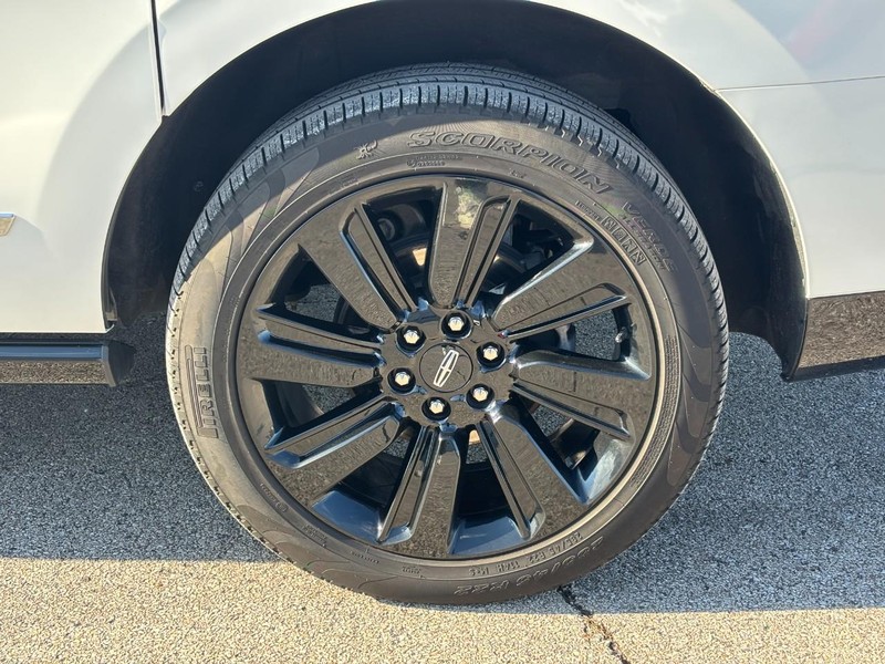 Lincoln Navigator L Vehicle Full-screen Gallery Image 07