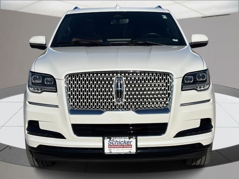 Lincoln Navigator L Vehicle Full-screen Gallery Image 09