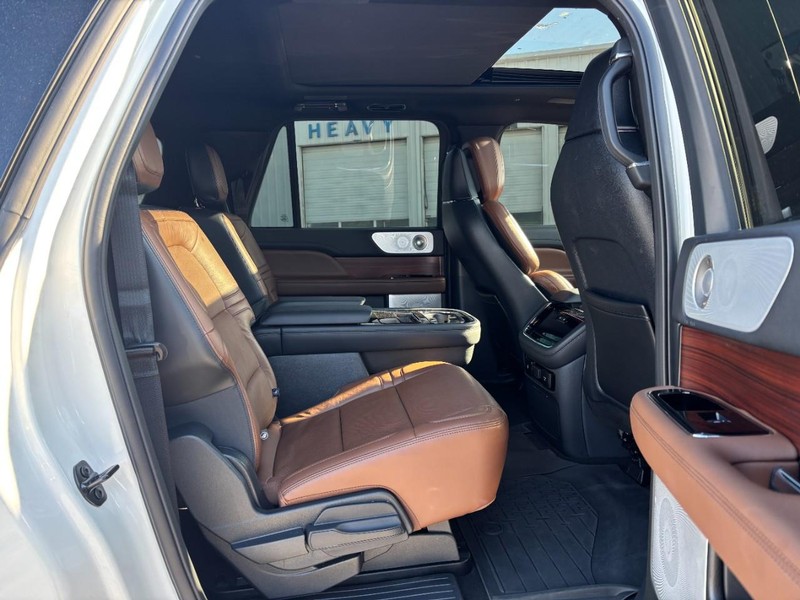 Lincoln Navigator L Vehicle Full-screen Gallery Image 10
