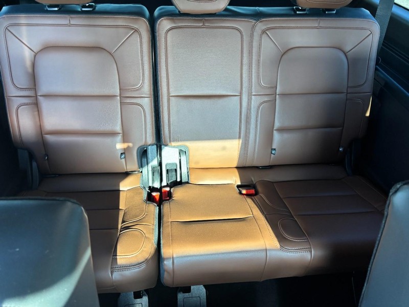 Lincoln Navigator L Vehicle Full-screen Gallery Image 11