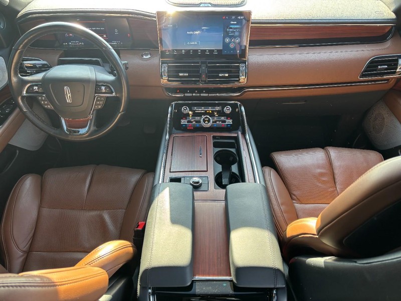 Lincoln Navigator L Vehicle Full-screen Gallery Image 12