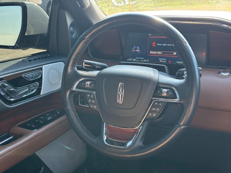 Lincoln Navigator L Vehicle Full-screen Gallery Image 13