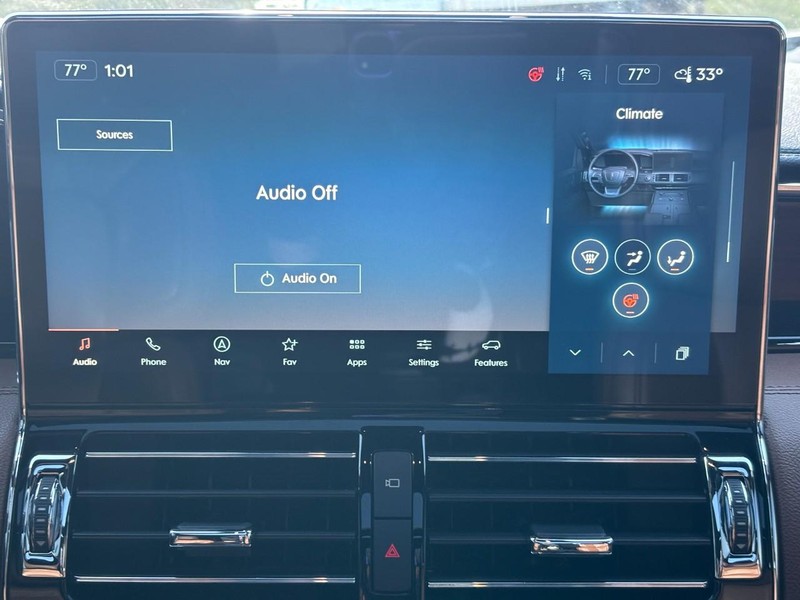 Lincoln Navigator L Vehicle Full-screen Gallery Image 14