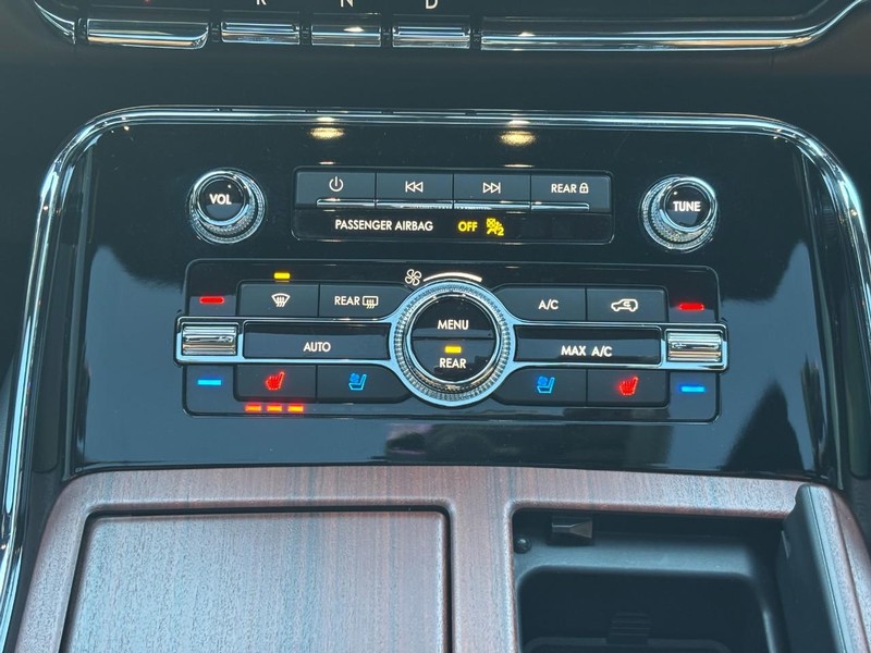 Lincoln Navigator L Vehicle Full-screen Gallery Image 15