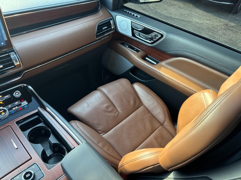 Lincoln Navigator L Vehicle Full-screen Gallery Image 16