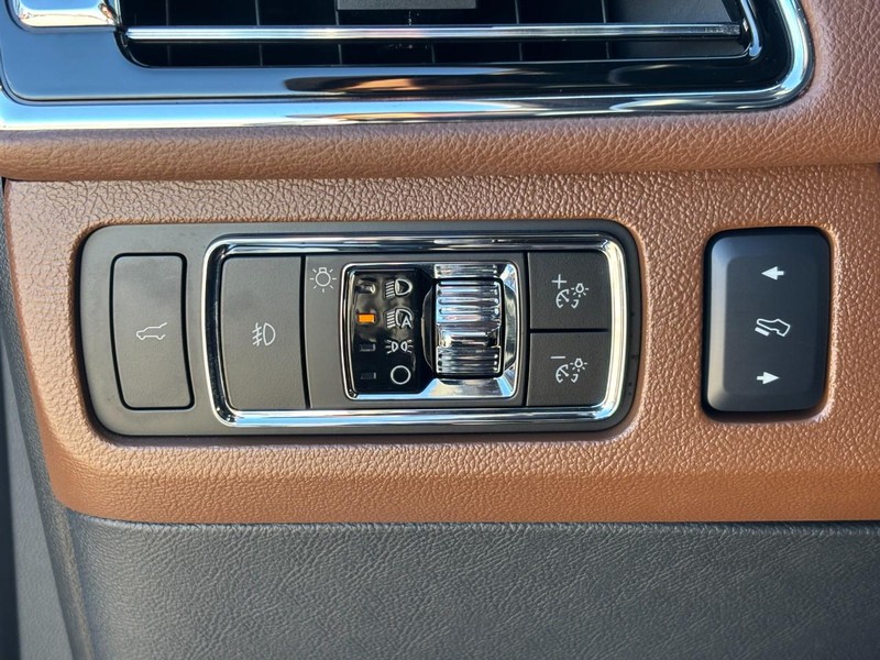 Lincoln Navigator L Vehicle Full-screen Gallery Image 17