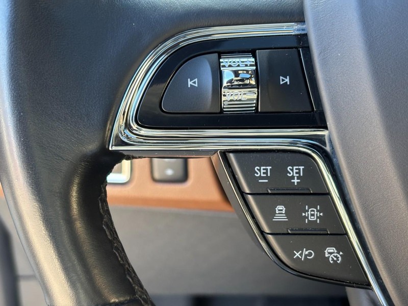 Lincoln Navigator L Vehicle Full-screen Gallery Image 18