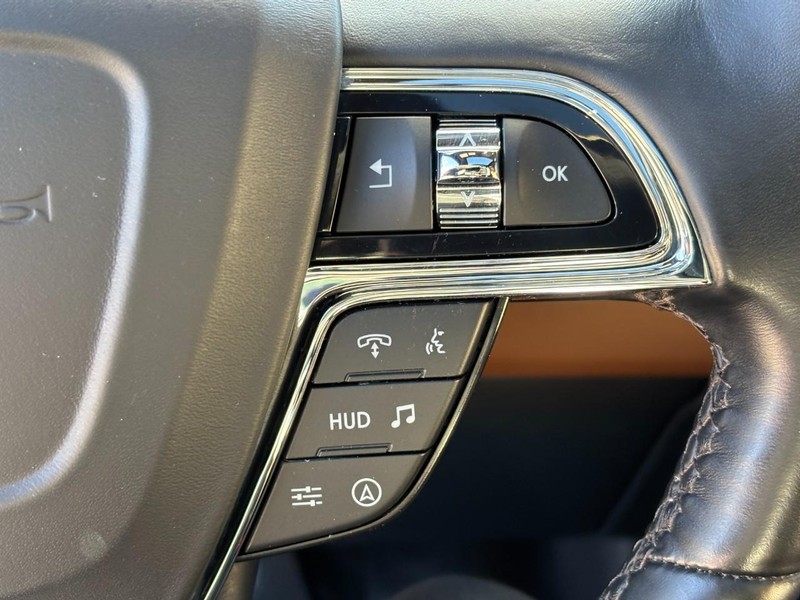 Lincoln Navigator L Vehicle Full-screen Gallery Image 19