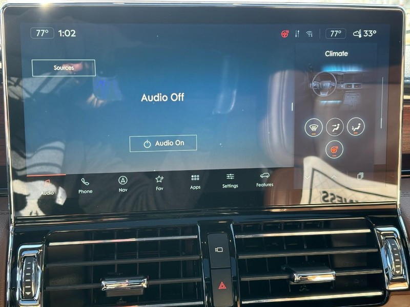 Lincoln Navigator L Vehicle Full-screen Gallery Image 21