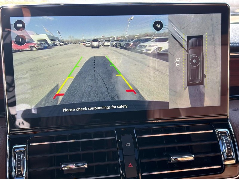 Lincoln Navigator L Vehicle Full-screen Gallery Image 22