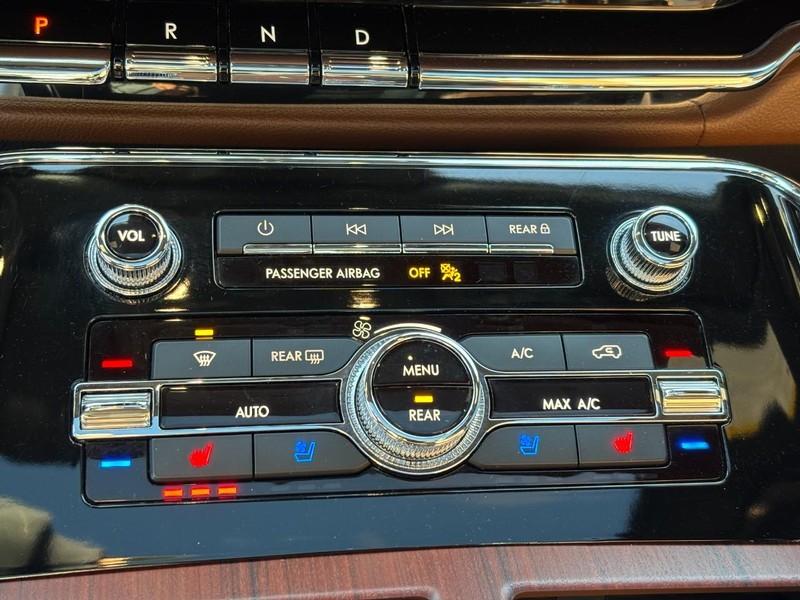 Lincoln Navigator L Vehicle Full-screen Gallery Image 24