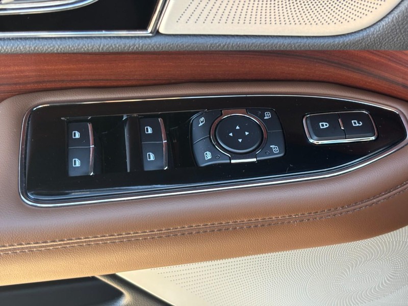 Lincoln Navigator L Vehicle Full-screen Gallery Image 25