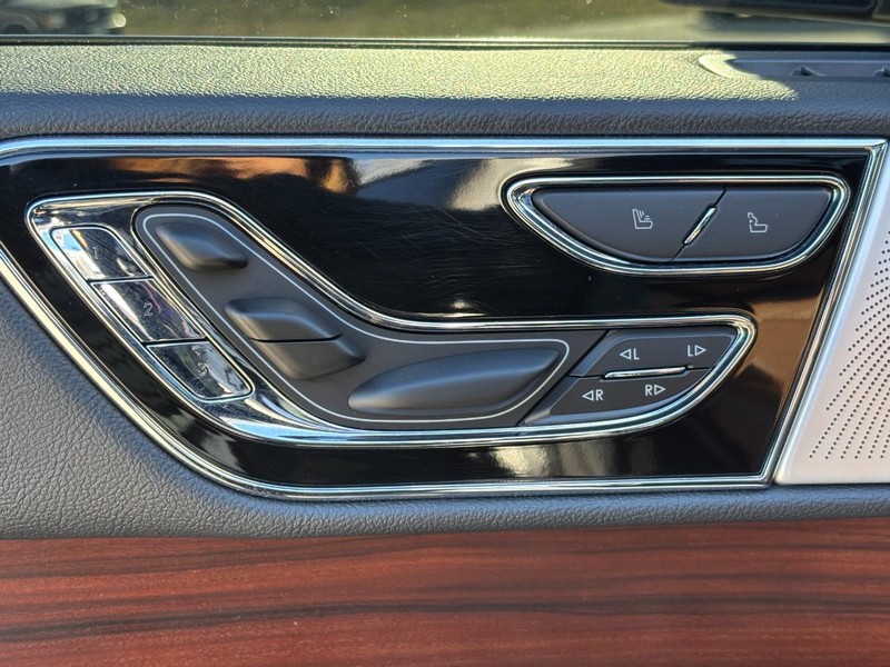 Lincoln Navigator L Vehicle Full-screen Gallery Image 26