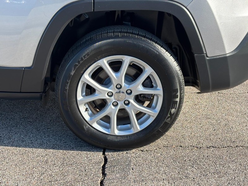 Jeep Cherokee Vehicle Full-screen Gallery Image 07