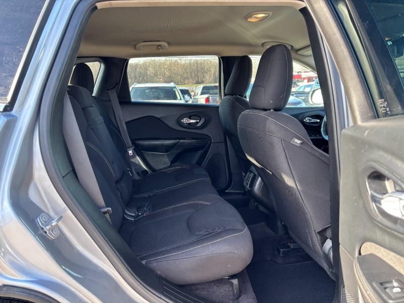 Jeep Cherokee Vehicle Full-screen Gallery Image 10