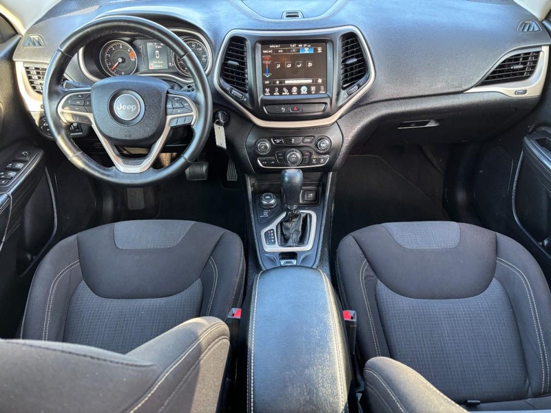 Jeep Cherokee Vehicle Full-screen Gallery Image 11