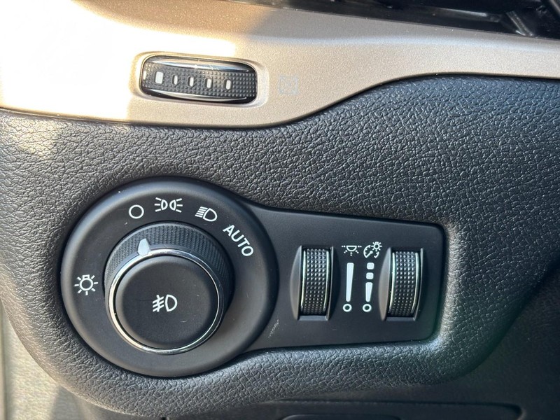 Jeep Cherokee Vehicle Full-screen Gallery Image 16